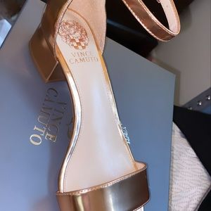 VINCE CAMUTO SHORT HEEL SIZE 8.5 women’s